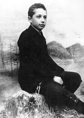Albert Einstein saat berusia 14 tahun Albert Einstein saat berusia 14 tahun