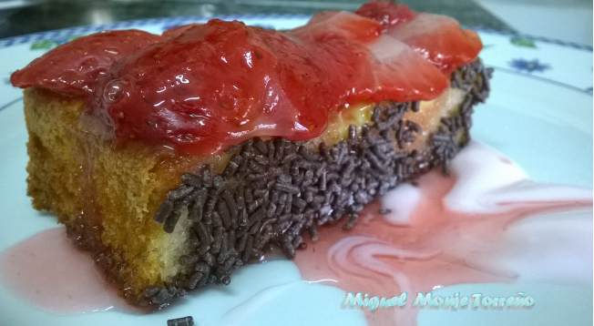 Pastelito de Crema con Fresas y salsa de Yogur