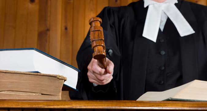 Masa Hukuman Mantan Kepala Dinas Dikpora SBB Diperberat Ambon, Malukupost.com - Masa hukuman mantan Kepala Dinas Pendidikan, Pemuda, dan Olahraga (Dikpora) Kabupaten Seram Bagian Barat (SSB) Bonjamina Louisa Puttileihalat diperberat menjadi empat tahun penjara dan denda Rp50 juta subsider satu bulan kurungan oleh hakim Pengadilan Tinggi Ambon. "Kami baru menerima salinan putusan banding dari PT dan belum sempat diserahkan kepada para pihak, namun amar putusannya menyatakan masa hukuman terdakwa dinaikkan," kata Juru Bicara Kantor Pengadilan Negeri Ambon Hery Setyobudi di Ambon, Kamis (4/1).