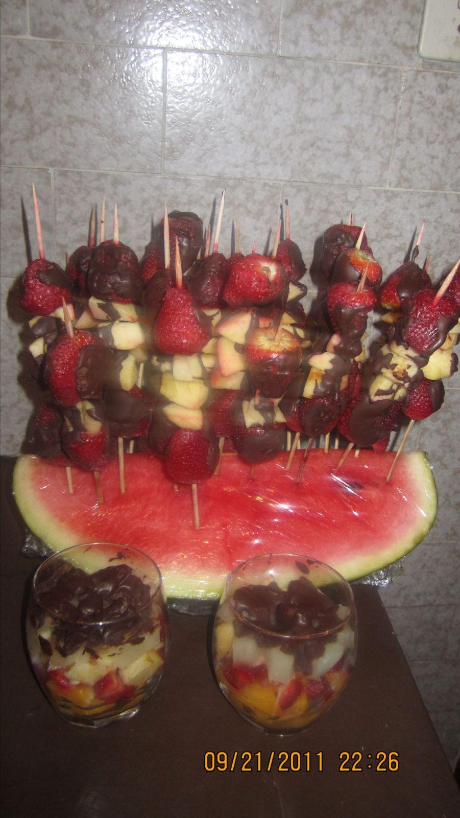 BROCHETAS DE FRESA Y MANZANA BAÑADAS EN CHOCOLATE