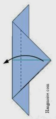 Gấp phần giấy phía trên của đỉnh tam giác vừa tạo ra theo hướng ngược lại giống như hình vẽ.