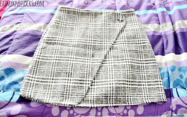SheIn Fashion Review: Houndstooth Skirt Details on the gridded houndstooth print asymmetric bodycon mini skirt from SheIn, a cute, ulzzang-style autumn-winter piece.