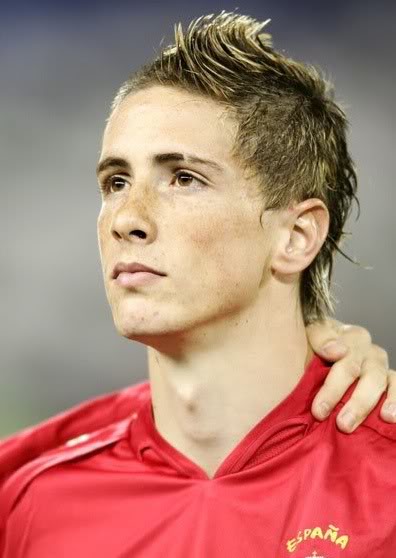 https://4.bp.blogspot.com/-4FSyBcsVsIw/TgL-jqvhUVI/AAAAAAAAMNk/PpydXqMcImg/s1600/soccer_players_hairstyle_pictures_fernando_torres_faux_hawkhair.jpg