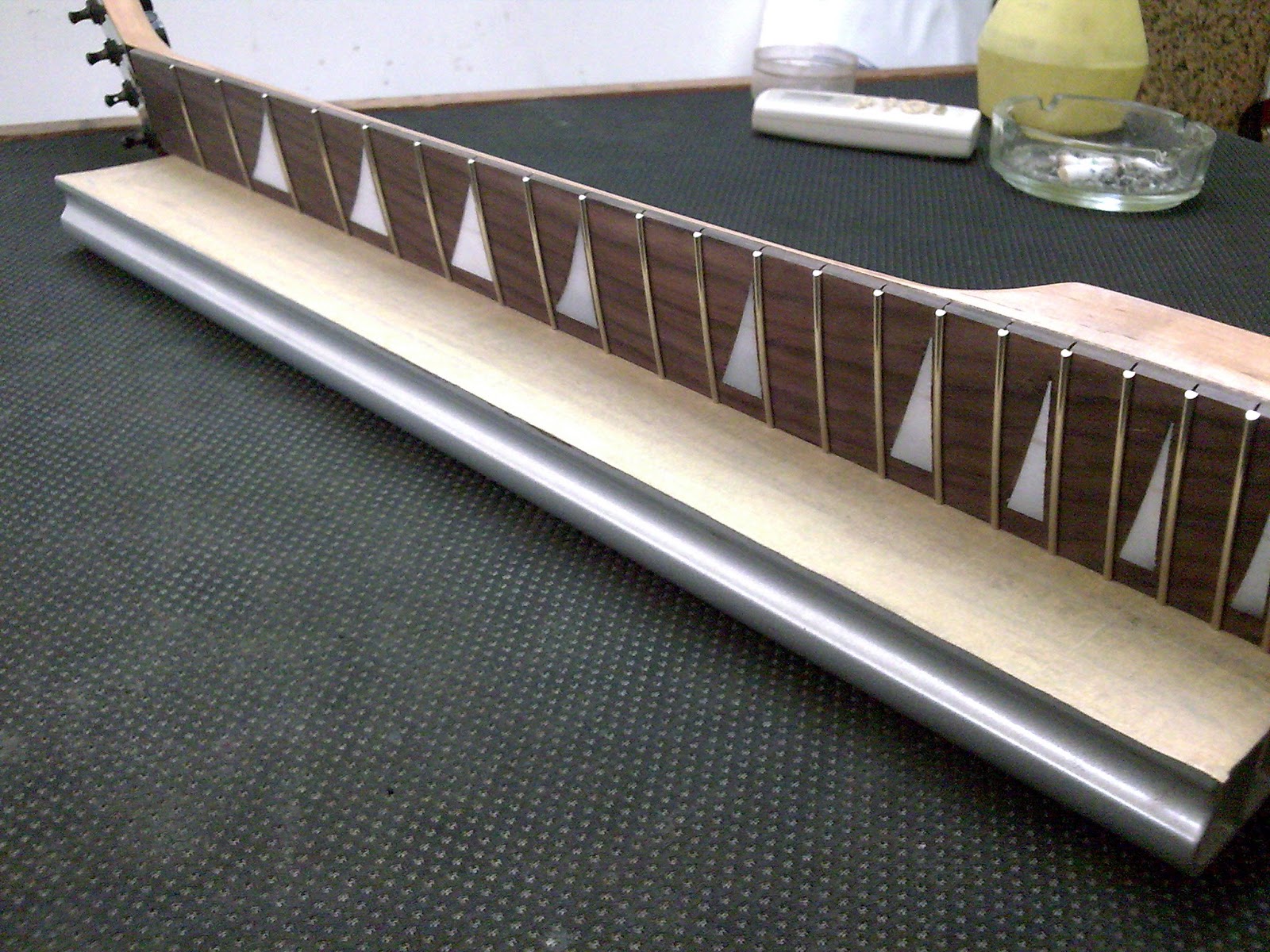 Membaiki alatan muzik Squaring Fingerboard Edge with Radius Sanding Beam