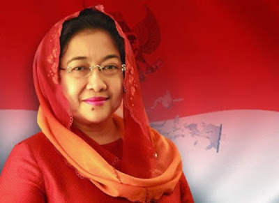 Biografi Megawati Soekarnoputri   Tahukah teman siapakah Presiden perempuan pertama di Indonesia yang sekaligus anak dari sang Proklamator Ir Soekarno. Dialah sang srikandi Megawati Soekarnoputri atau sering disebut “Mbak Mega”. Beliau adalah pemimpin sekaligus pendiri Partai Demokrasi Indonesia Perjuangan. Bagaimana sepak terjang dari srikandi ini hingga bisa menduduki orang nomor satu Indonesia?  Lahir dan Masa kecil  Megawati lahir dengan nama Dyah Permata Megawati Setyawati Soekarnoputri. Beliau dilahirkan pada tanggal 23 Januari 1947 dari ayah Ir Soekarno (Prsiden RI pertama) dan ibu Fatmawati. Megawati lahir tepat di Kampung Ledok Ratmakan, tepi barat kali Code pas ketika Presiden Soekarno sedang diasingkan oleh Belanda ke Pulau Bangka.  Namun ketika beranjak besar yaitu tatkala Indonesia telah merdeka, Megawati mengalami kehidupan yang cukup mewah serta berada di Istana Merdeka sebagai anak kedua dari seorang presiden.Setelah lulus SMA, Megawati meneruskan sekolahnya di Universitas Padjadjaran Bandung namun tak bisa menamatkannya. Megawati kemudian berpindah ke Fakultas Psikologi Universitas Indonesia namun juga kandas ditengah jalan.  Masuknya Megawati ke kancah politik, berarti beliau telah mengingkari kesepakatan keluarganya untuk tidak terjun ke dunia politik. Trauma politik keluarga itu ditabraknya. Megawati tampil menjadi primadona dalam kampanye PDI, walau tergolong tidak banyak bicara. Ternyata memang berhasil. Suara untuk PDI naik. Dan beliau pun terpilih menjadi anggota DPR/MPR. Pada tahun itu pula Megawati terpilih sebagai Ketua DPC PDI Jakarta Pusat.