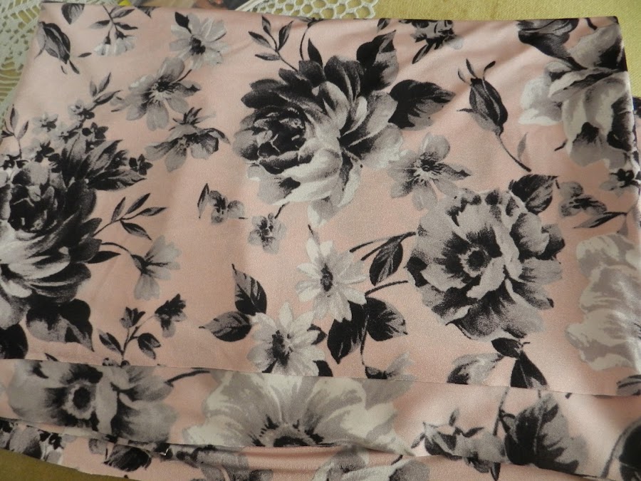 punto rosa con flores 