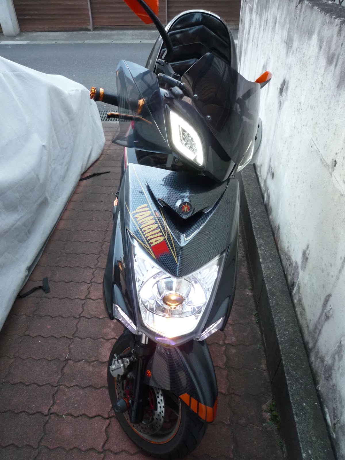 Blueskyfuji 欧州ではbmw C400xとヤマハxmax400はガチンコ同じ価格