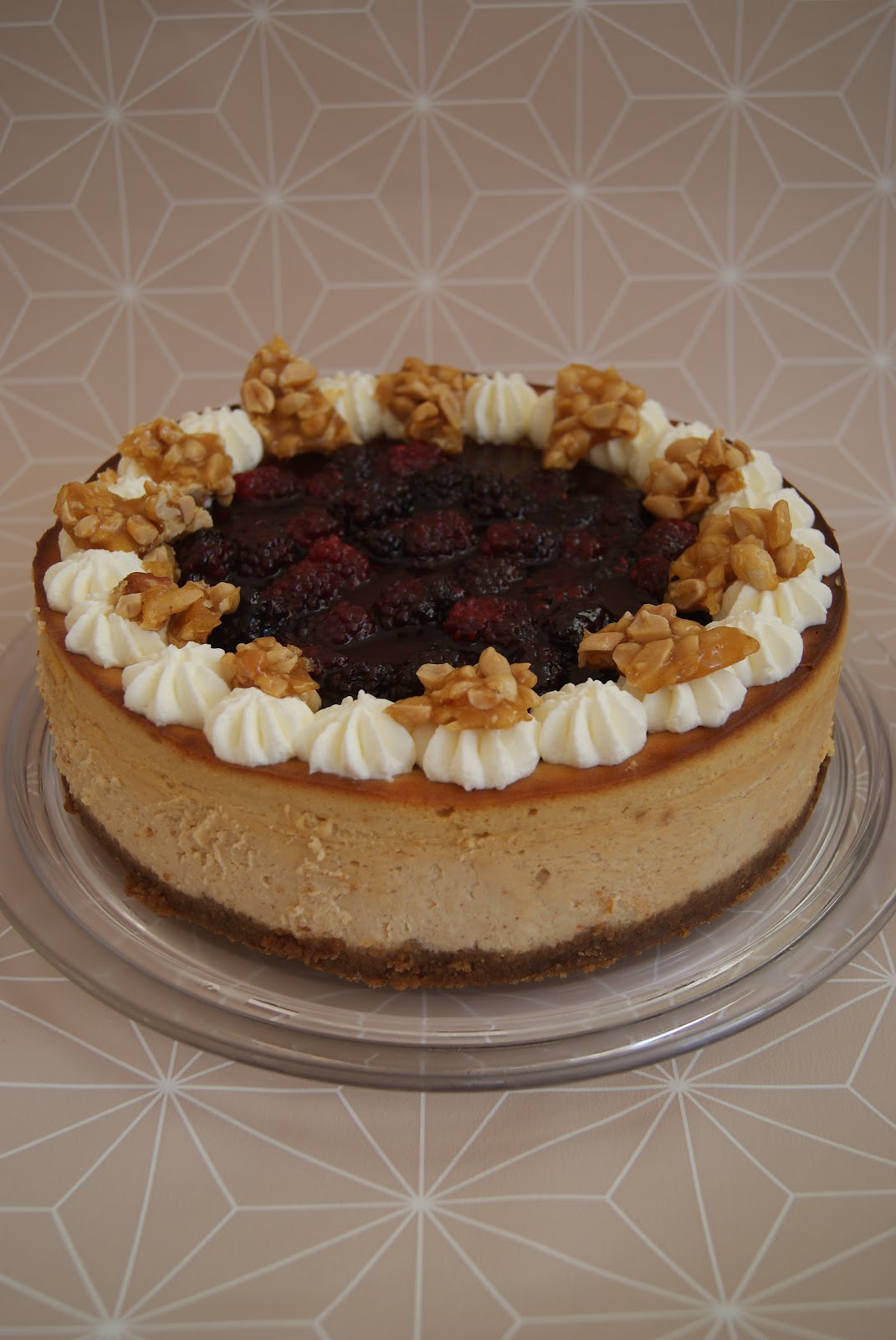 biscuit and buttercream: Erdnuss-Orangen-Käsekuchen mit Brombeeren
