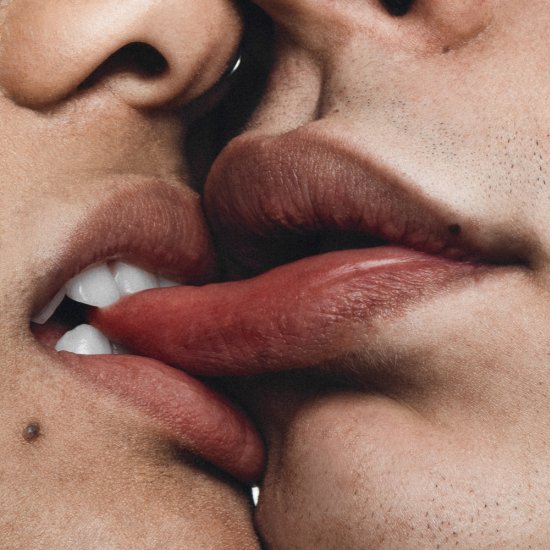 A fotografia em close-up de bocas e beijos de Nastia Cloutier-Ignatiev Nastia Cloutier-Ignatiev fotografia artística close-ups bocas beijos amor rosa vermelho sensual paixão mulheres casais