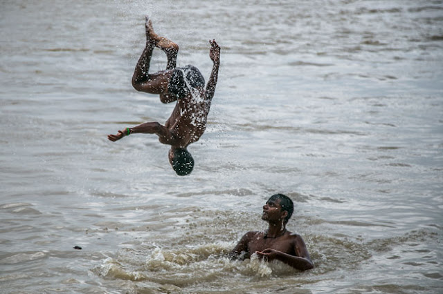 Beating the heat - Varanasi style! desi boy langot jumping varanasi river
