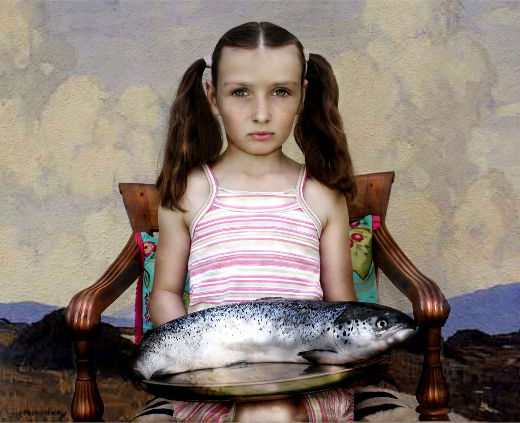 Мама рыба ребенок рыба. Девочка с рыбой. Девочка с рыбкой. Селедка девочка. Рыба с девичьим лицом.
