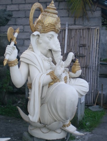 Patung dewa Ganesha dibuat di Bali