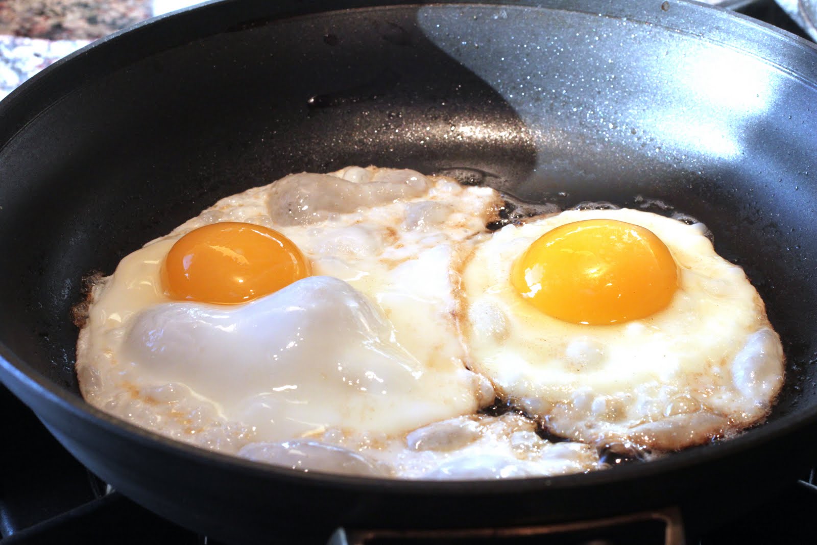 Яйцо обжаренное с двух. Яичница. Яичница глазунья. Жареные яйца. Сковорода для яиц.