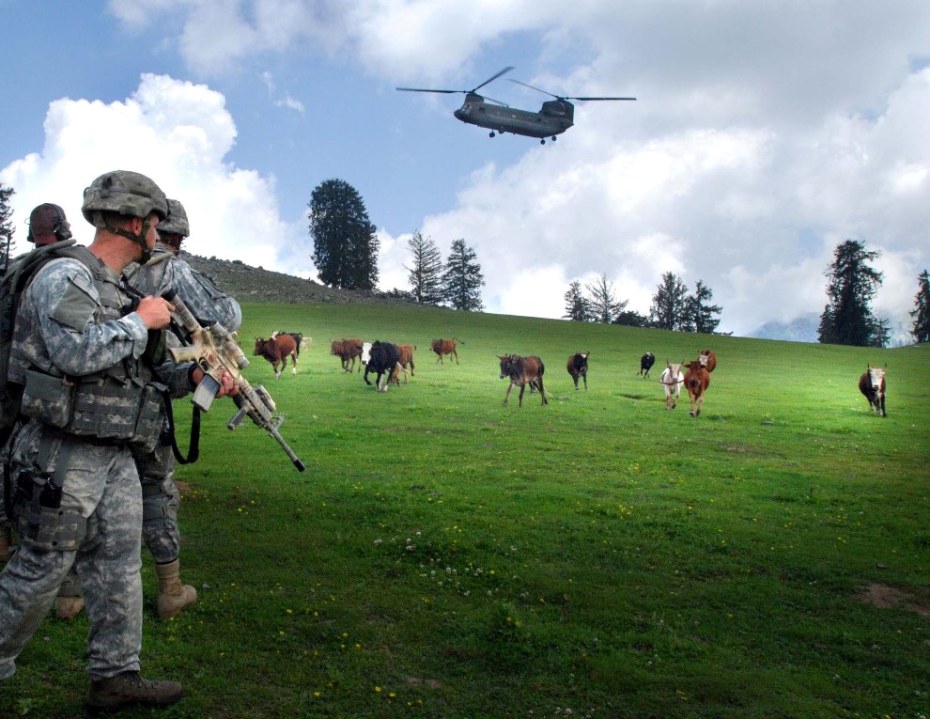 Sargento Brandon Aird, "Vacas y helicóptero CH-97 en Naray, provincia de Kunar, Afganistán" (2006)