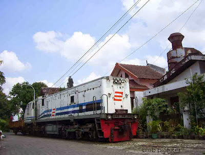 foto jalur kereta api depan rumah foto jalur kereta api depan rumah