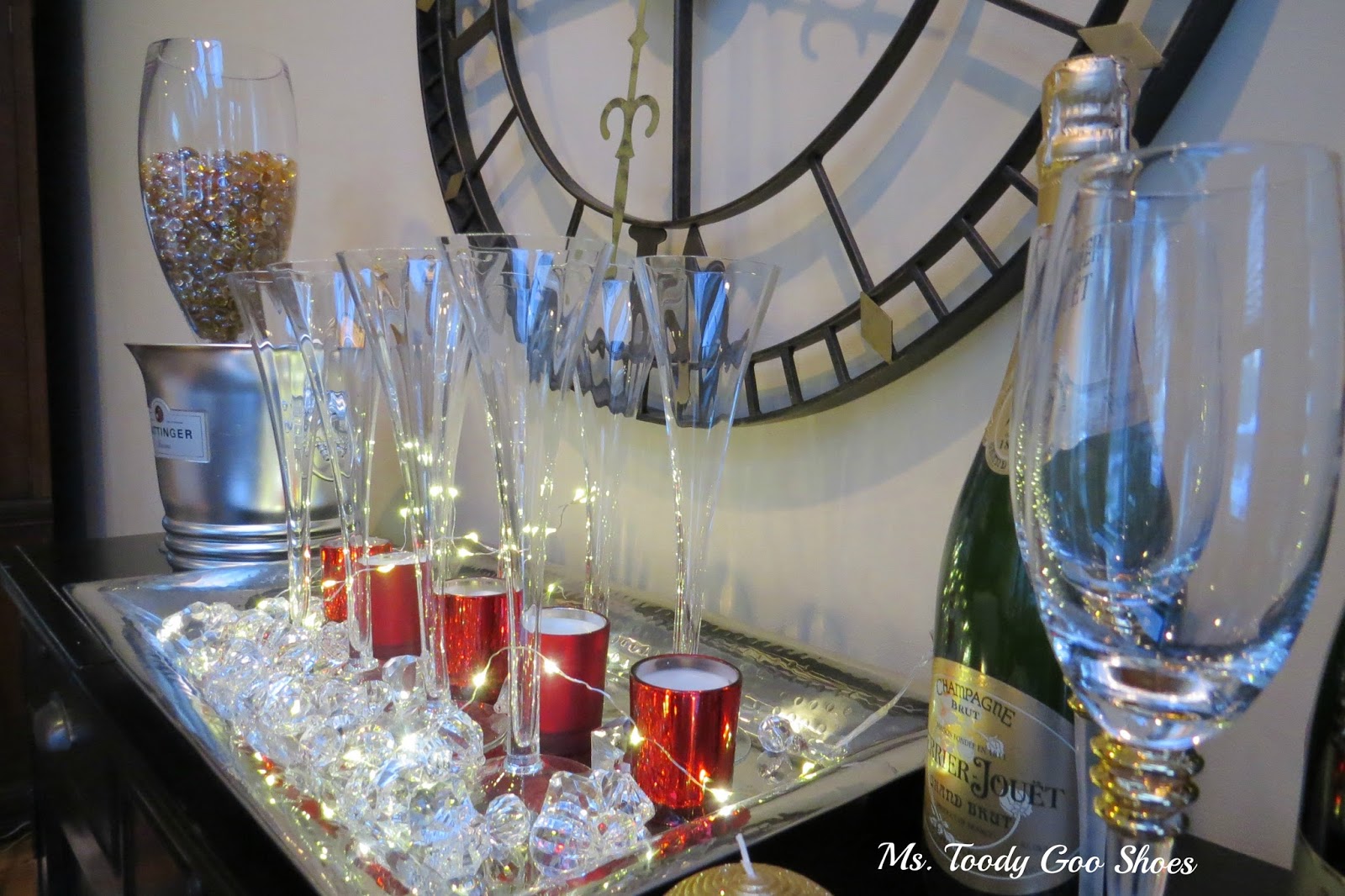 A Bubbly New Year's Eve Centerpiece that takes only 30 seconds to make!  --- by Ms. Toody Goo Shoes