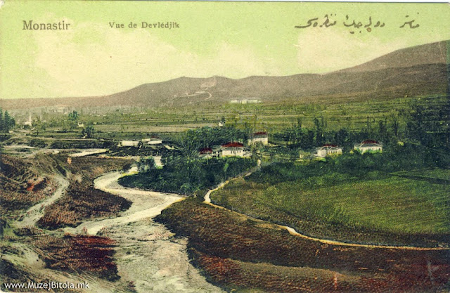 Довлеџик со поглед на реката Драгор кон исток, на разгледница од истата 1908 година. Разгледницата е испратена за време на Балканските војни до: Господин, Божидар Спасиќ Гимназијалац V год. Београд 15 Ратарска 15 Битољ 14-XI-1912 Драги Батане, Да си само овде па да видиш гун­гулу и вреву. Војске исувише. Јуче је долазио и грчки престолонаследник. Грци би хтели Битољ, али им нече упалити. Како ли на твојој служби? Је си ли се уморио. Ја незнам колико чу овде остати? Тебе и остале наше много поздравља и воли Ујка Бошко.