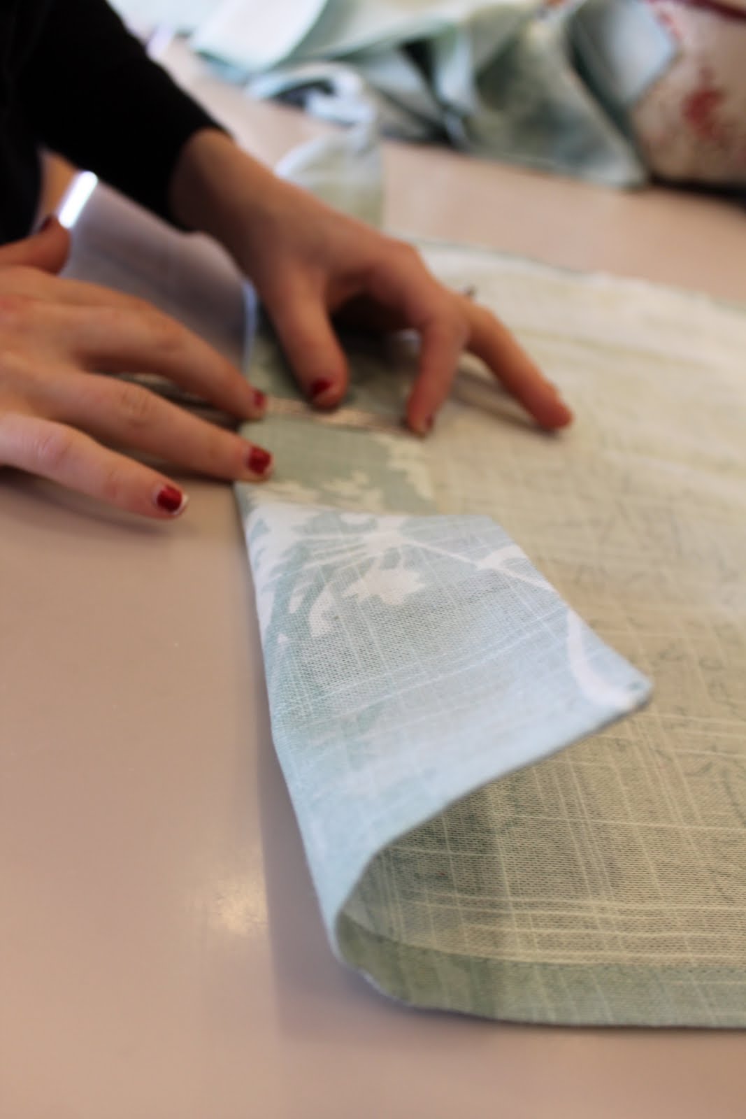 do it yourself divas DIY Turn Cloth Napkins into Curtains