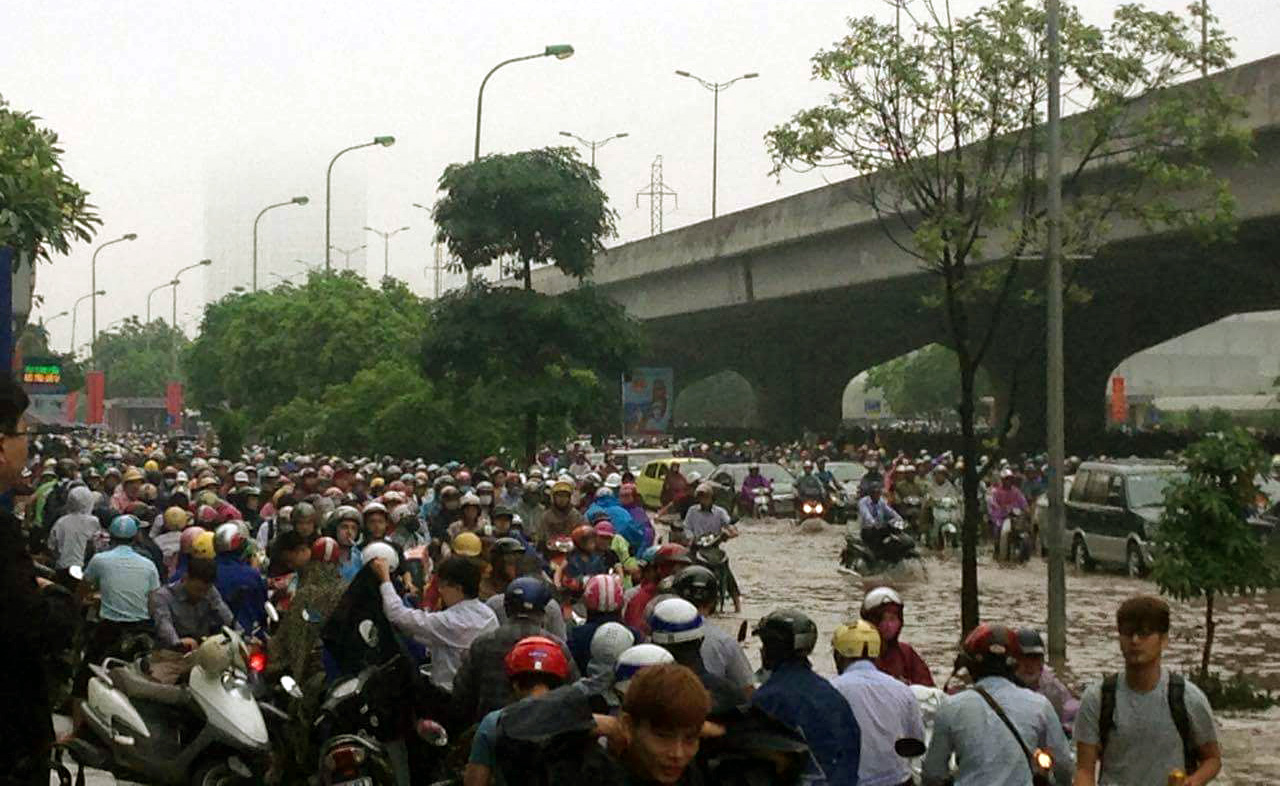 Nhiều khu đô thị tại Hà Nội bị ngập nặng, nguyên nhân do đâu?