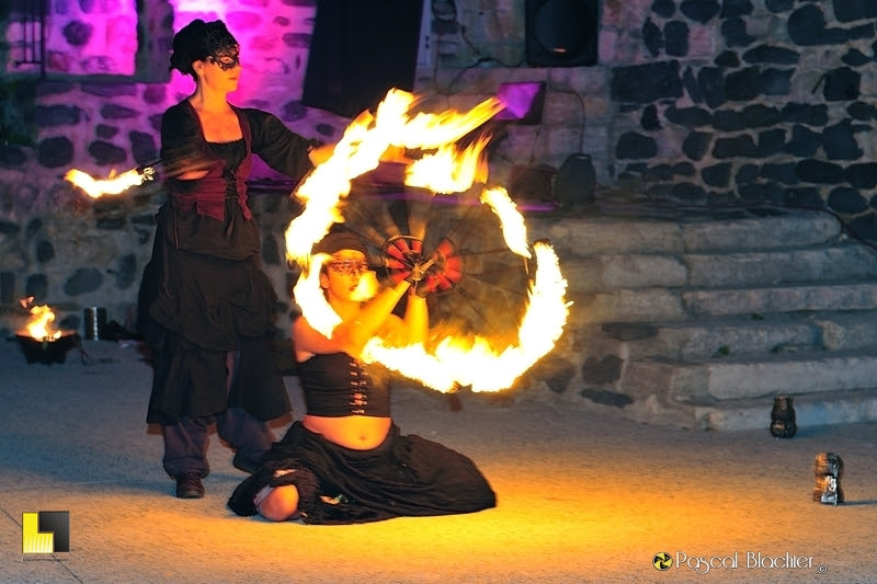 les jongleuses de feu de la fete médiévale de saint vincent de barres 2016 photo Pascal Blachier