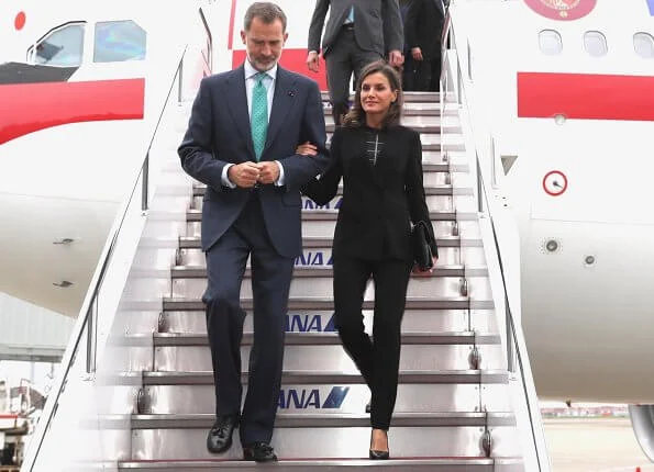 Queen Letizia wore Carolina Herrera black blazer and trousers, suit. Prime Minister Shinzo Abe was welcomed by King Felipe