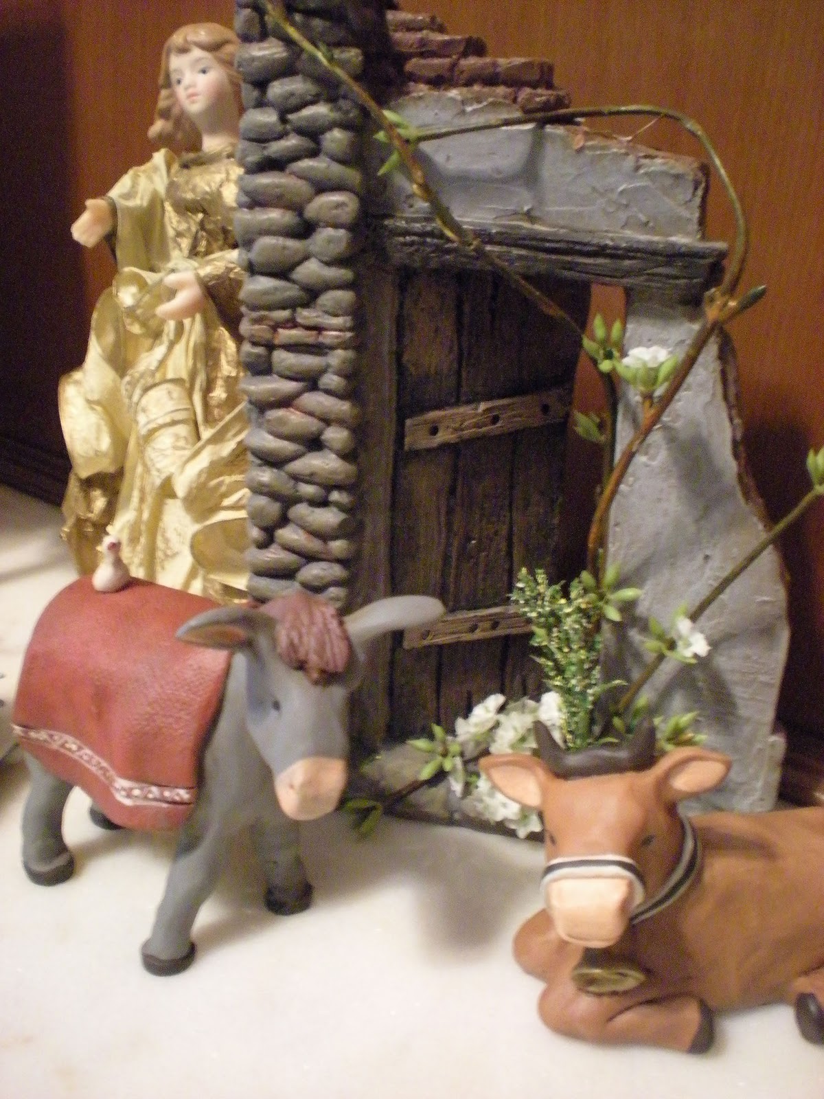 Ciudad en miniatura Vistiendo el pesebre el burro y el buey