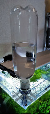 専用のキャプを取り付けたペットボトル(1L)を水足しくんの本体に取り付ける