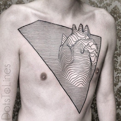 Topográficos linhas, utilizada para mostrar a diferença em elevação em um mapa, são retratados em que o portador do peito, com tinta preta e em este de tatuagem.