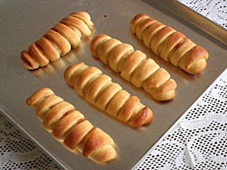 Peanut Butter & Jelly Rolls Recipe @ treatntrick.blogspot.com