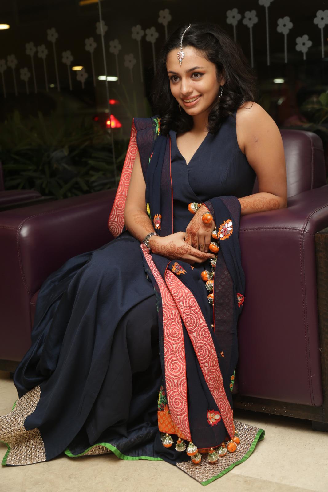 Actress Stills: Black Color Sudithar For Girls | Malavika Nair in Black ...