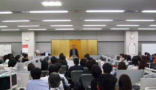 講演会講師・三遊亭楽春のCS向上コミュニケーション講演会の風景。 講演会講師・三遊亭楽春のCS向上コミュニケーション講演会の風景。