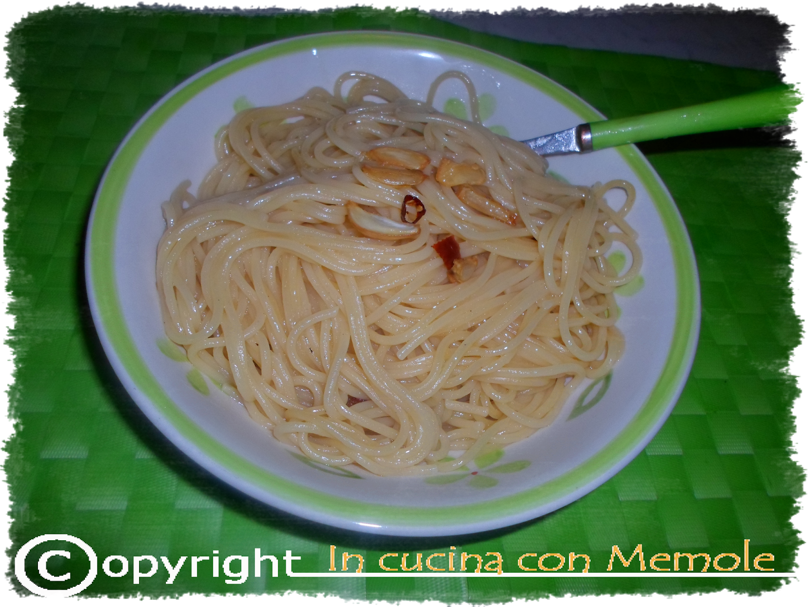 Spaghetti aglio olio e peperoncino - Cotto e Postato Spaghetti aglio olio e peperoncino - Cotto e Postato