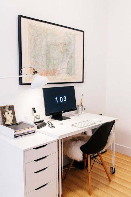  Bekerja tentu membutuhkan kawasan yang nyaman 25 Desain Meja Kantor Minimalis yang Modern dengan Harga Murah