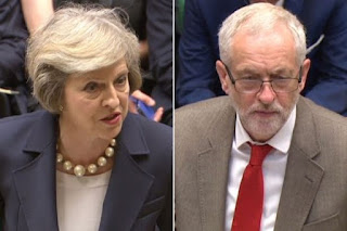 La primera ministra británica Theresa May, y el líder de la oposición Jeremy Corbyn, durante un debate en la Cámara de los Comunes