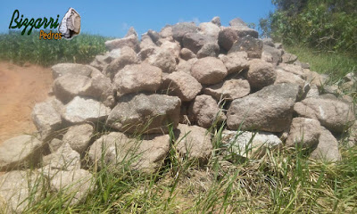 Pedra moledo para construção de muro de pedra.