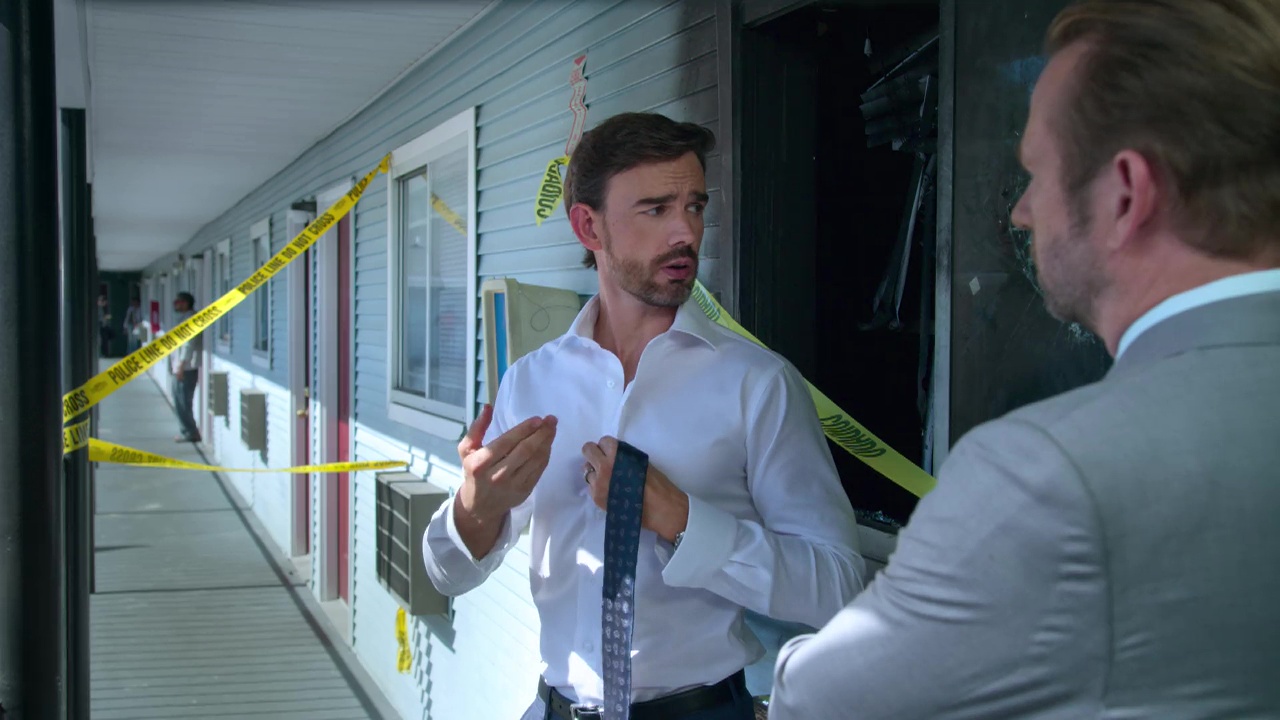Films Et Séries Tv Avec Christopher Gorham ausCAPS: Christopher Gorham shirtless in Insatiable 1-02 "Skinny Is Magic"