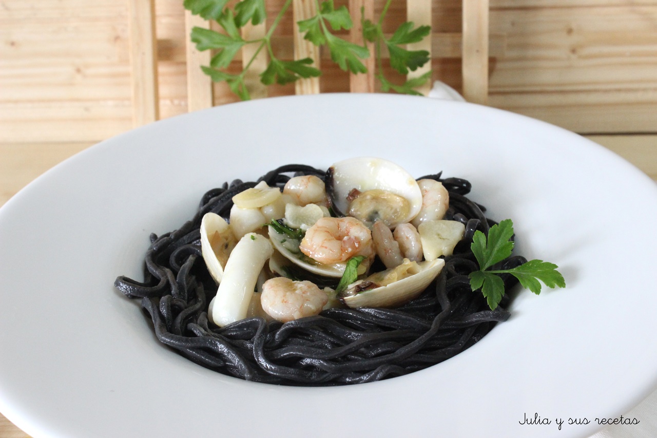 JULIA Y SUS RECETAS Fetuccini al nero di sepia con salsa de gambas y
