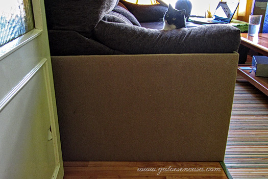 Gatos en casa: Protector decorativo para que el gato no estropee el sofá