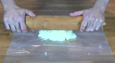 Estirando la mantequilla en un plástico duro con la finalidad de lograr un cuadrado perfecto para el hojaldrado