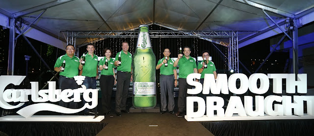 The management team of Carlsberg Malaysia toasts to a smooth sensation of a freshly tapped beer. From left to right: Gary Tan, Sales Director; David Bidau, Supply Chain Director; Juliet Yap, Marketing Director; Henrik Juel Andersen, Managing Director of Carlsberg Malaysia; Dato’ Lim Say Chong, Chairman of Carlsberg Malaysia; Graham Fewkes, Non Executive Director of Carlsberg Malaysia; Chew Hoy Ping, Independent Non Executive Director of Carlsberg Malaysia. Carlsberg malaysia smooth draught beer launch management team group photo