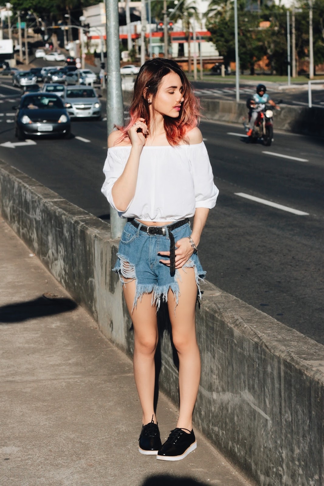 Look: Blusa ciganinha + Jorts podrinho look-do-dia-relax-blusa-ciganinha-cigana-ombro-a-ombro-shorts-jeans-destroyed-oxford-lipstickandpolaroids