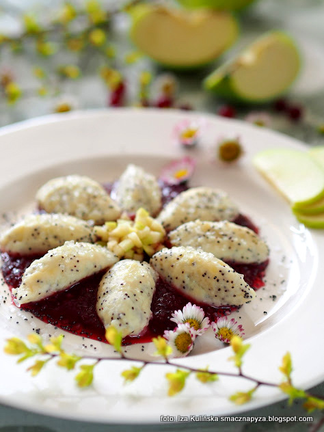 Kluski pieguski z jabłkami i sosem