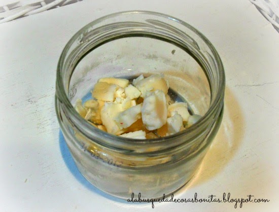 Velas hechas dentro de un limón