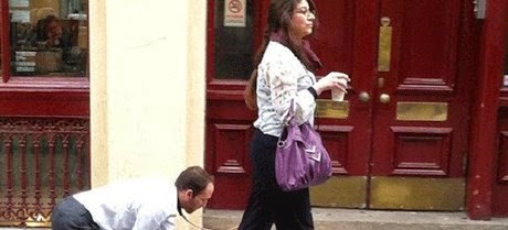 Η σκηνή που τάραξε το Λονδίνο - Γυναίκα βγάζει βόλτα με λουράκι σκύλου, κουστουμαρισμένο άντρα