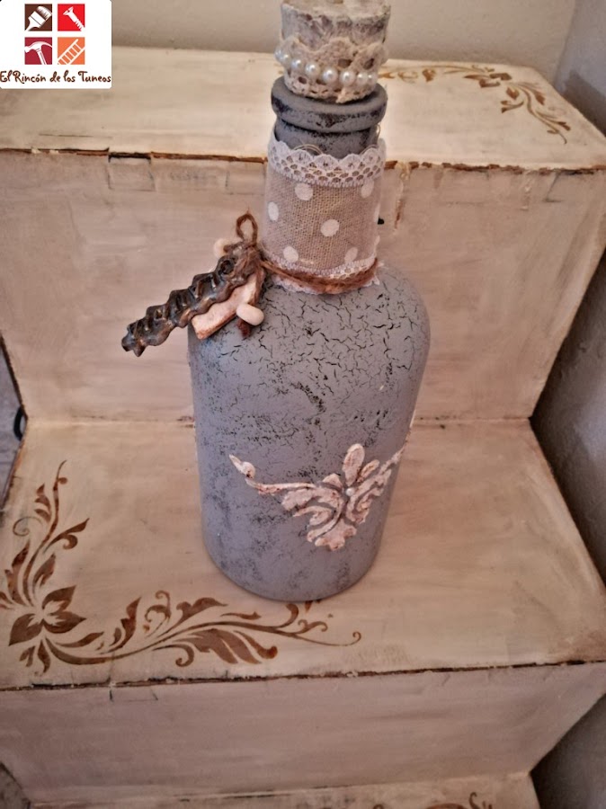 botella con pasta de modelar y craquelado