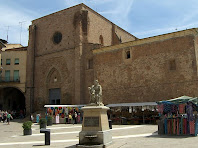 La Plaça de la Fira de Dalt amb la font commemorativa del 1714 i l'església de Sant Miquel al darrere. Autor: Francesc (Manresa)