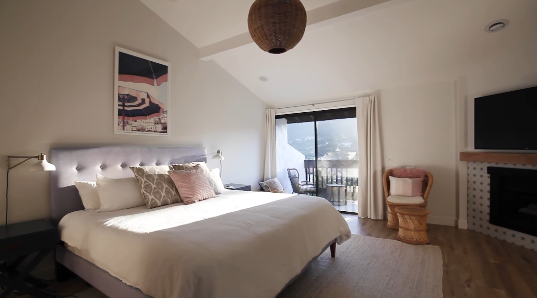 27 Interior Design Photos vs. Tour Luxury Townhouse Near Palisades Village, CA