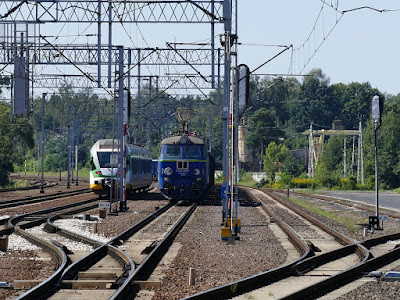 ET22-2029 z węglarkami stoi na stacji kolejowej Mrozy