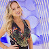 Sexy na medida! Eliana aposta em body com estampa tropical e saia midi