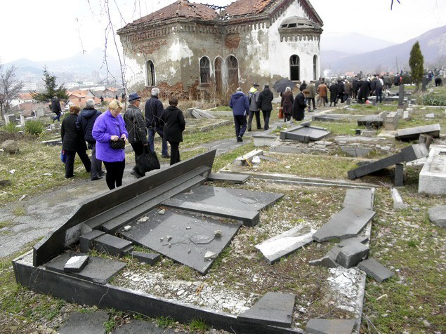 Zadušnice, Kosovo, #Metohija, #Srbi, #groblje, #povratnici, #raseljeni, #obilazak, #kosovska, #policija,